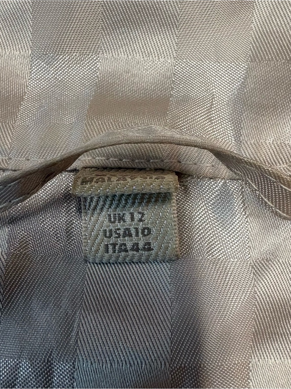 Burberry trench coat. - Picture 12 of 16